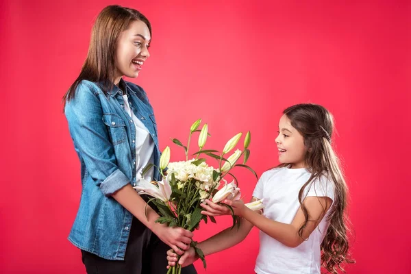 Mãe que apresenta buquê de flores à filha — Fotografia de Stock