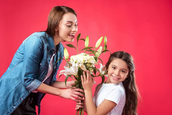 Fille présentant bouquet de fleurs à la mère — Photo de stock