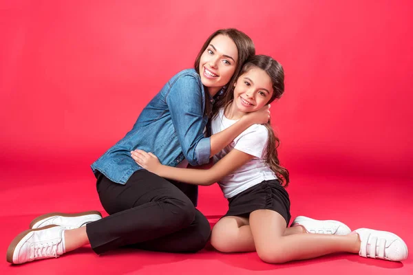 Hija y madre abrazándose - foto de stock