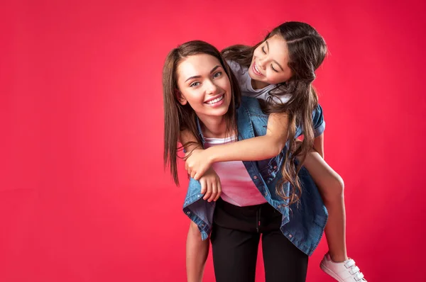 Mãe dando piggyback para filha — Fotografia de Stock