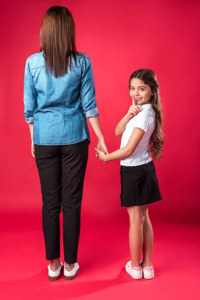 Hija mostrando señal de silencio - foto de stock