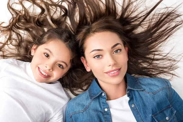 Lächelnde Mutter und Tochter — Stockfoto