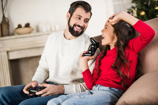 Hija padre ganador con videojuego - foto de stock