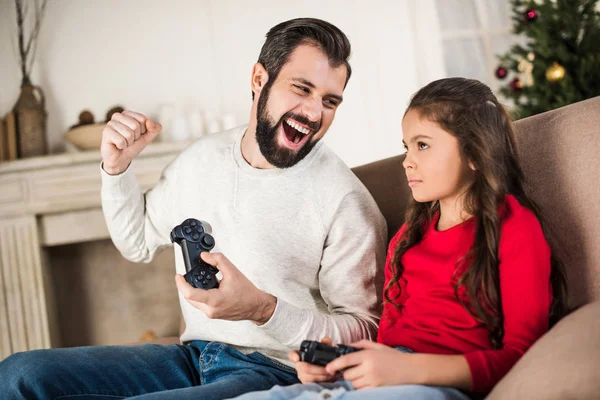 Padre hija ganadora con videojuego - foto de stock