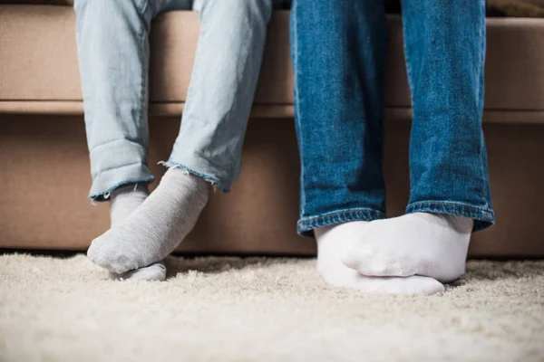 Abgeschnittenes Bild der Beine von Tochter und Vater — Stockfoto