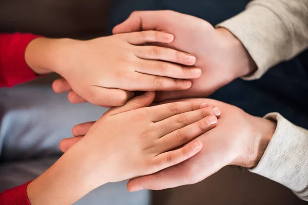 Image recadrée de fille mettant la main sur les mains du père — Photo de stock