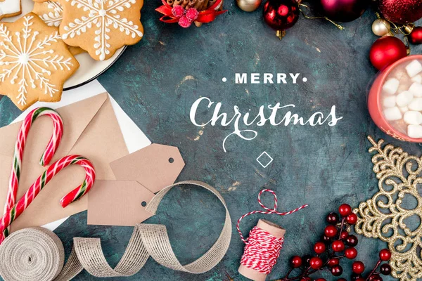 Weihnachtssüßigkeiten und Dekorationen — Stockfoto