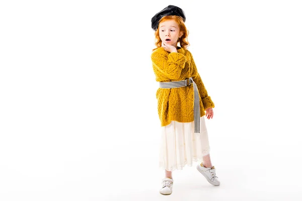 Sorpreso bambino capelli rossi in piedi isolato su bianco — Foto stock
