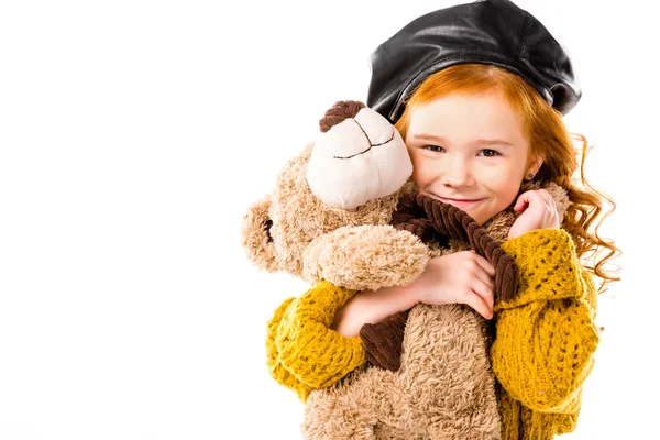 Lächeln rotes Haar Kind umarmt Teddybär isoliert auf weiß — Stockfoto