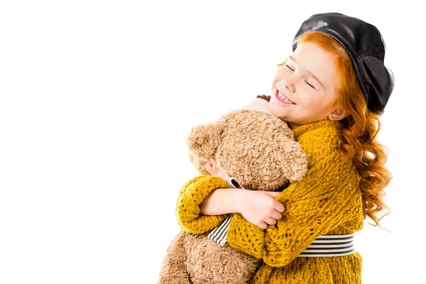 Glücklich rotes Haar Kind umarmt Teddybär mit geschlossenen Augen isoliert auf weiß — Stockfoto