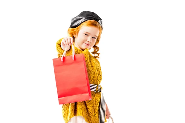 Дитина червоного волосся, що показує сумку для покупок ізольовано на білому — стокове фото