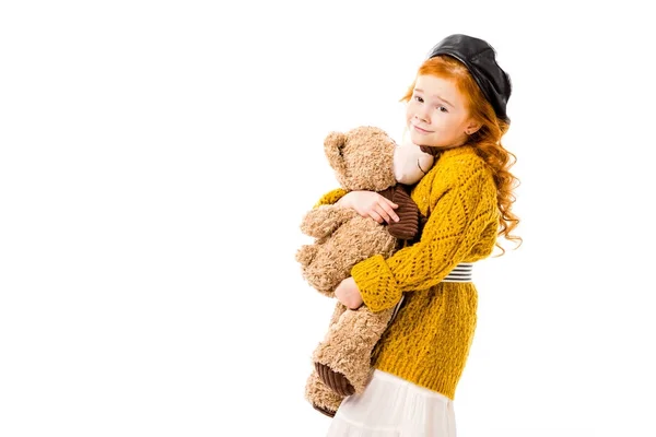 Glücklich rote Haare Kind umarmt Teddybär isoliert auf weiß — Stockfoto