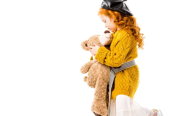 Рыжий ребенок обнимает плюшевого медведя изолированы на белом — стоковое фото
