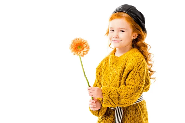 Sonriente pelo rojo niño sosteniendo flor aislado en blanco - foto de stock