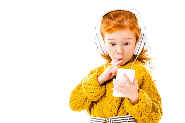 Cheveu roux enfant regardant avec surprise smartphone isolé sur blanc — Photo de stock