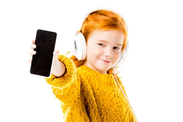 Criança cabelo vermelho mostrando smartphone isolado no branco — Fotografia de Stock