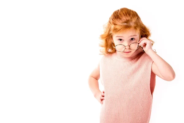 Criança de cabelo vermelho olhando acima dos óculos isolados no branco — Fotografia de Stock