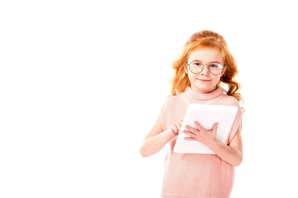 Rotes Haar Kind mit Tablet und Blick auf Kamera isoliert auf weiß — Stockfoto