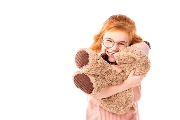 Червоне волосся дитина обіймає плюшевого ведмедя ізольовано на білому — стокове фото
