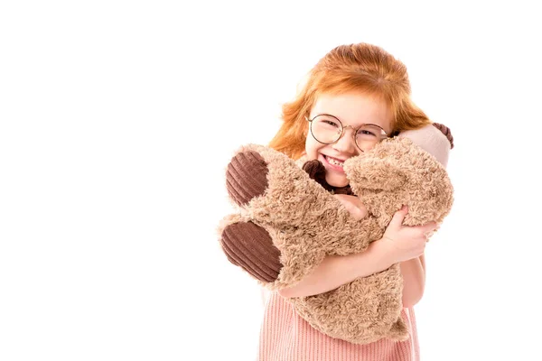 Pelo rojo niño abrazando osito de peluche aislado en blanco - foto de stock