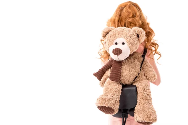 Vista trasera del niño de pelo rojo con oso de peluche aislado en blanco - foto de stock