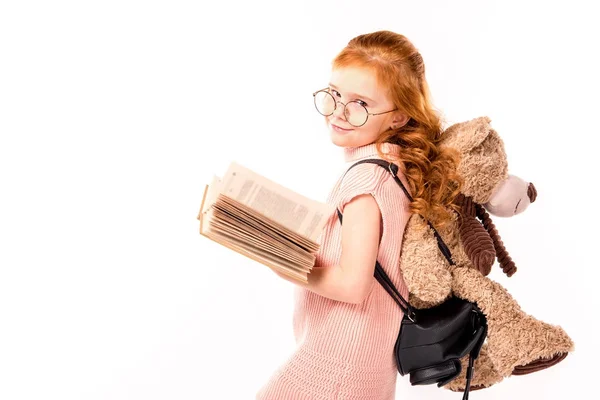 Capelli rossi bambino tenendo libro e guardando la fotocamera isolata su bianco — Foto stock