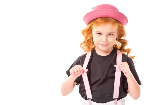 Engraçado criança cabelo vermelho segurando suspensórios rosa isolado no branco — Fotografia de Stock