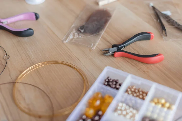 Table avec outils pour la fabrication d'accessoires à la main — Photo de stock