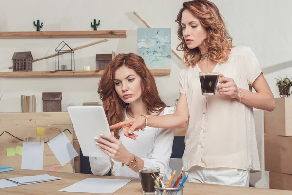 Junge Geschäftsfrauen arbeiten beim Kaffeetrinken zusammen — Stockfoto
