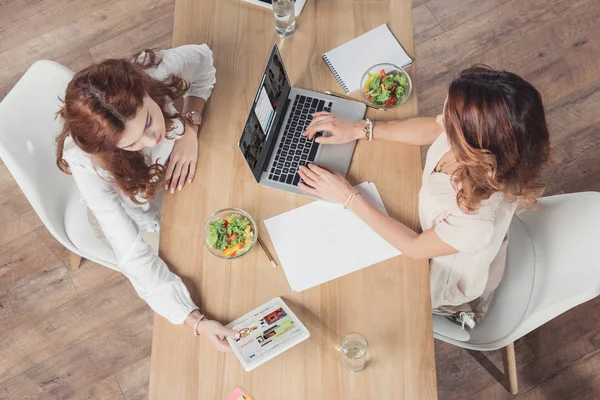 Vista superior de buisnesswomen tendo salada para almoço juntos e networking no escritório — Fotografia de Stock