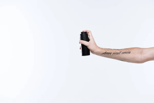 Image recadrée de la main tatouée avec du déodorant pulvérisé, isolé sur blanc — Photo de stock