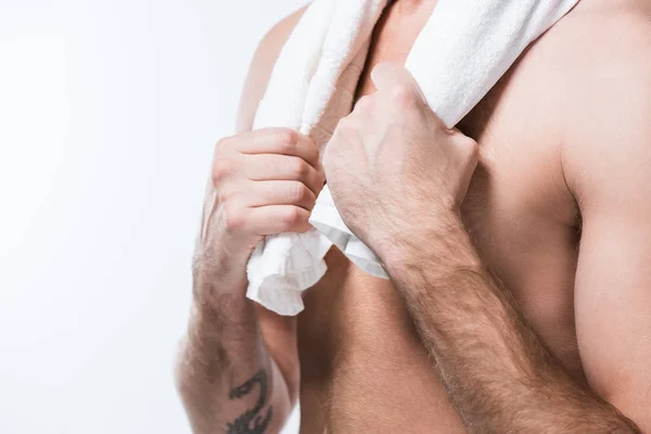 Imagen recortada del hombre sosteniendo la torre de baño alrededor de su cuello en las manos - foto de stock