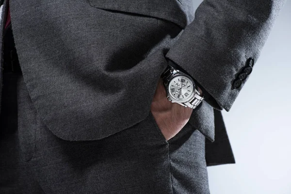 Primer plano de hombre de negocios en traje formal con la mano en el bolsillo, aislado en gris - foto de stock