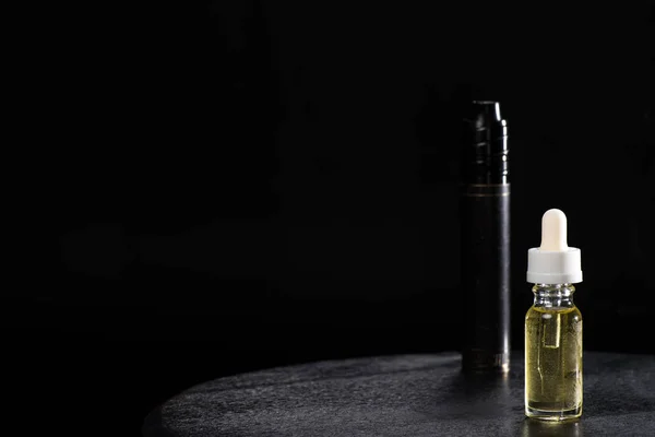 Sigaretta elettronica e liquido isolato su nero — Foto stock