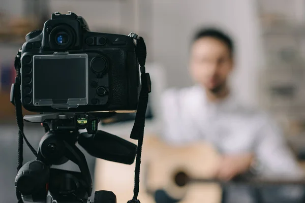 Câmera digital e blogueiro de música em fundo embaçado — Fotografia de Stock