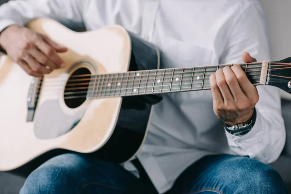 Imagen recortada del músico tocando la guitarra acústica - foto de stock
