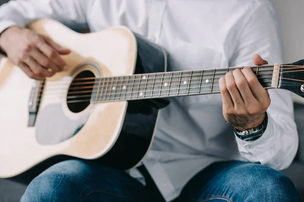 Image recadrée d'un musicien jouant de la guitare acoustique — Photo de stock