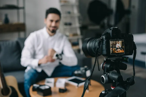 Blogger de la technologie portant une nouvelle montre intelligente avec caméra au premier plan — Photo de stock