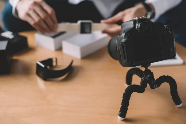 Immagine ritagliata di tech blogger in possesso di un nuovo orologio intelligente davanti alla fotocamera — Foto stock