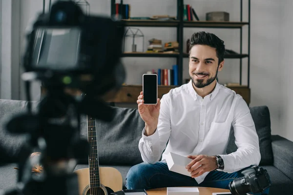 Tecnologia sorridente blogger registrazione nuovo vlog su smartphone — Foto stock