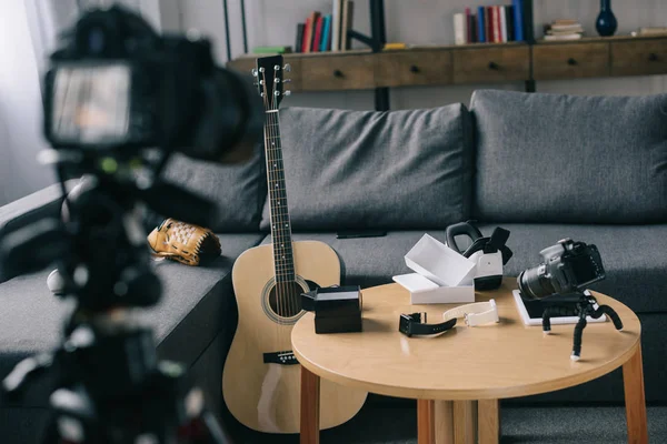 Guitarra acústica y cámaras en habitación vacía - foto de stock