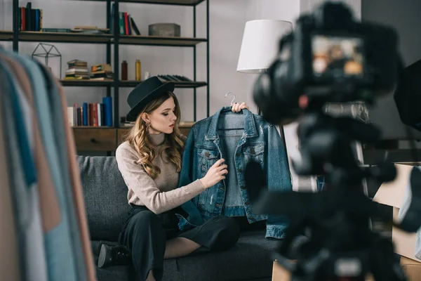 Atraente moda blogger gravação novo vlog sobre jaqueta jean — Fotografia de Stock