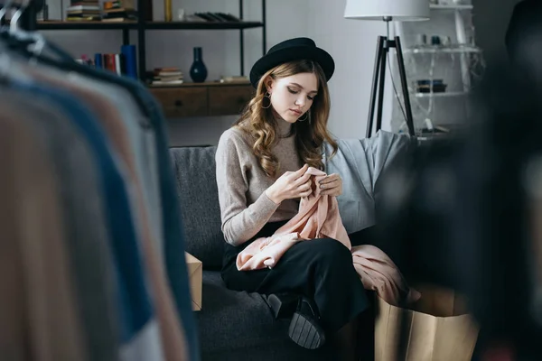 Jeune femme regardant nouvelle chemise — Photo de stock