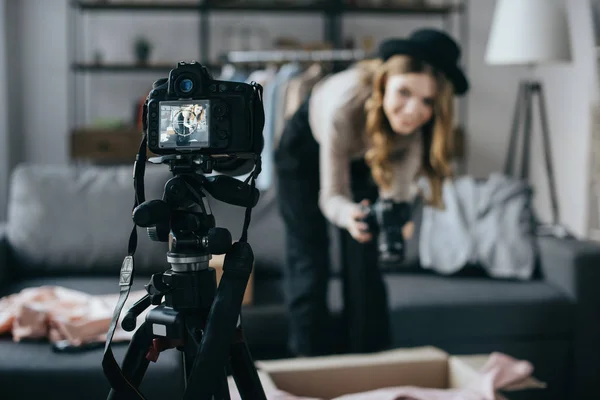 Fashion blogger registra nuovi contenuti per vlog a casa — Foto stock