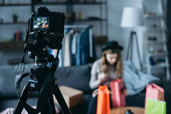 Blogger de moda sentado con bolsas de la compra y la grabación de nuevo video para vlog - foto de stock