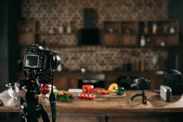 Cámaras y verduras en la mesa para el blog de alimentos - foto de stock