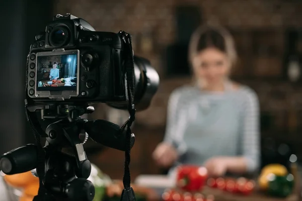 Cibo blogger preparare il cibo in cucina — Foto stock