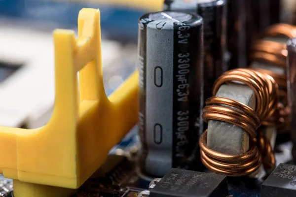 Vista de perto dos elementos da placa-mãe do computador — Fotografia de Stock