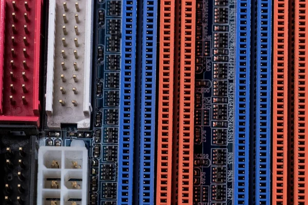 Vista de perto da placa-mãe do computador portas coloridas — Fotografia de Stock