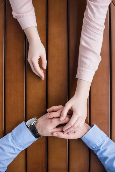 Imagem cortada da mulher palmando mão em mãos namorados — Fotografia de Stock